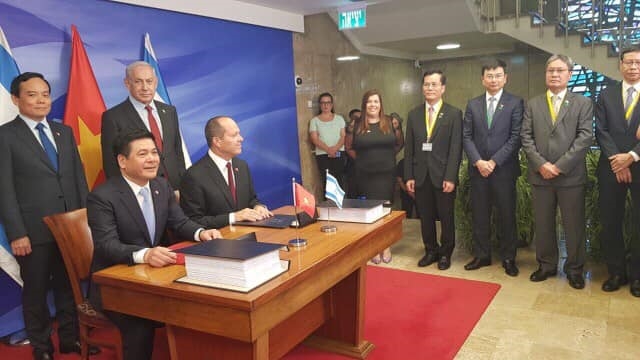 Lễ ký kết có sự chứng kiến của Thủ tướng Chính phủ Nhà nước Israel Benjamin Netanyahu và Phó Thủ tướng Chính phủ nước Cộng hòa xã hội chủ nghĩa Việt Nam Trần Lưu Quang