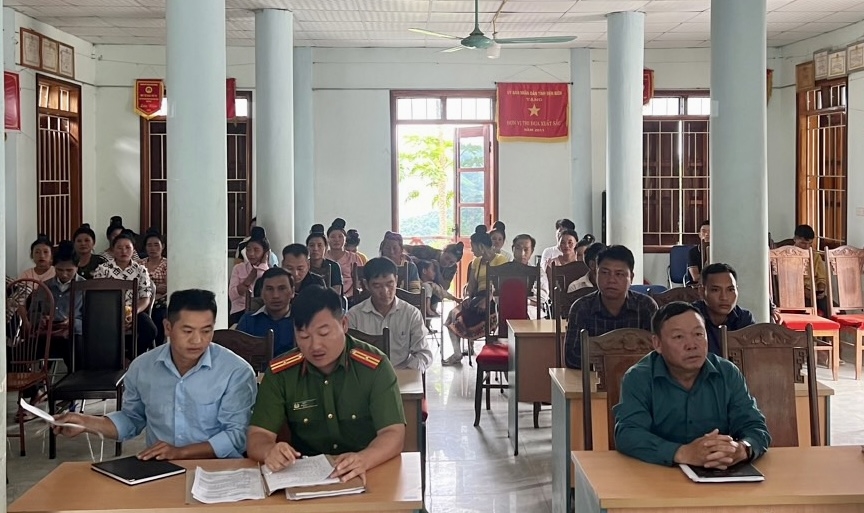 Người dân xã Phìn Giàng tham dự buổi tuyên truyền