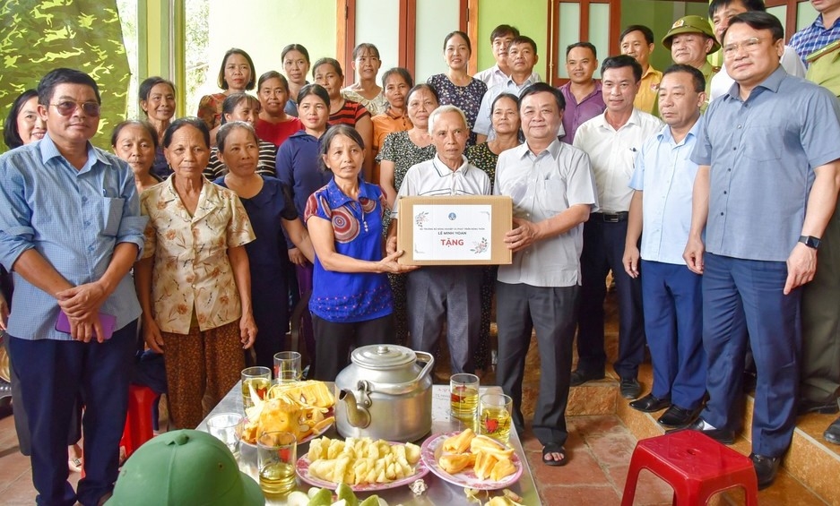 Bộ trưởng Lê Minh Hoan tặng quà cho các hộ dân mô hình thực hiện bảo vệ rừng tại cộng đồng của thôn 1, xã Lĩnh Sơn, huyện Anh Sơn