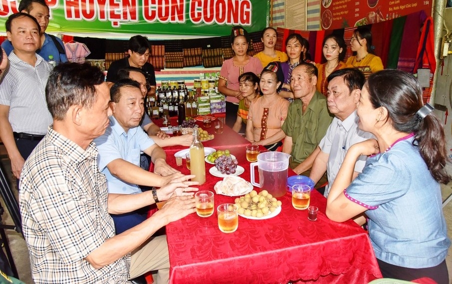 Người dân bản Nưa, xã Yên Khê (Con Cuông) giới thiệu với Bộ trưởng Lê Minh Hoan về mô hình du lịch sinh thái cộng đồng HTX bản Nưa
