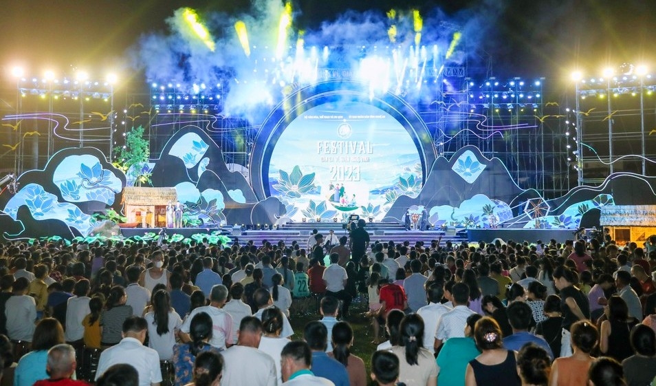 Toàn cảnh Lễ Khai mạc Festival Dân ca ví, giặm Nghệ Tĩnh năm 2023 tại Quảng trường Hồ Chí Minh - Nghệ An