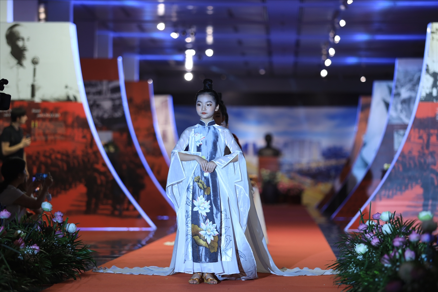 Trình diễn bộ sưu tập thời trang chủ đề “Sen” của nhà thiết kế Việt Phượng