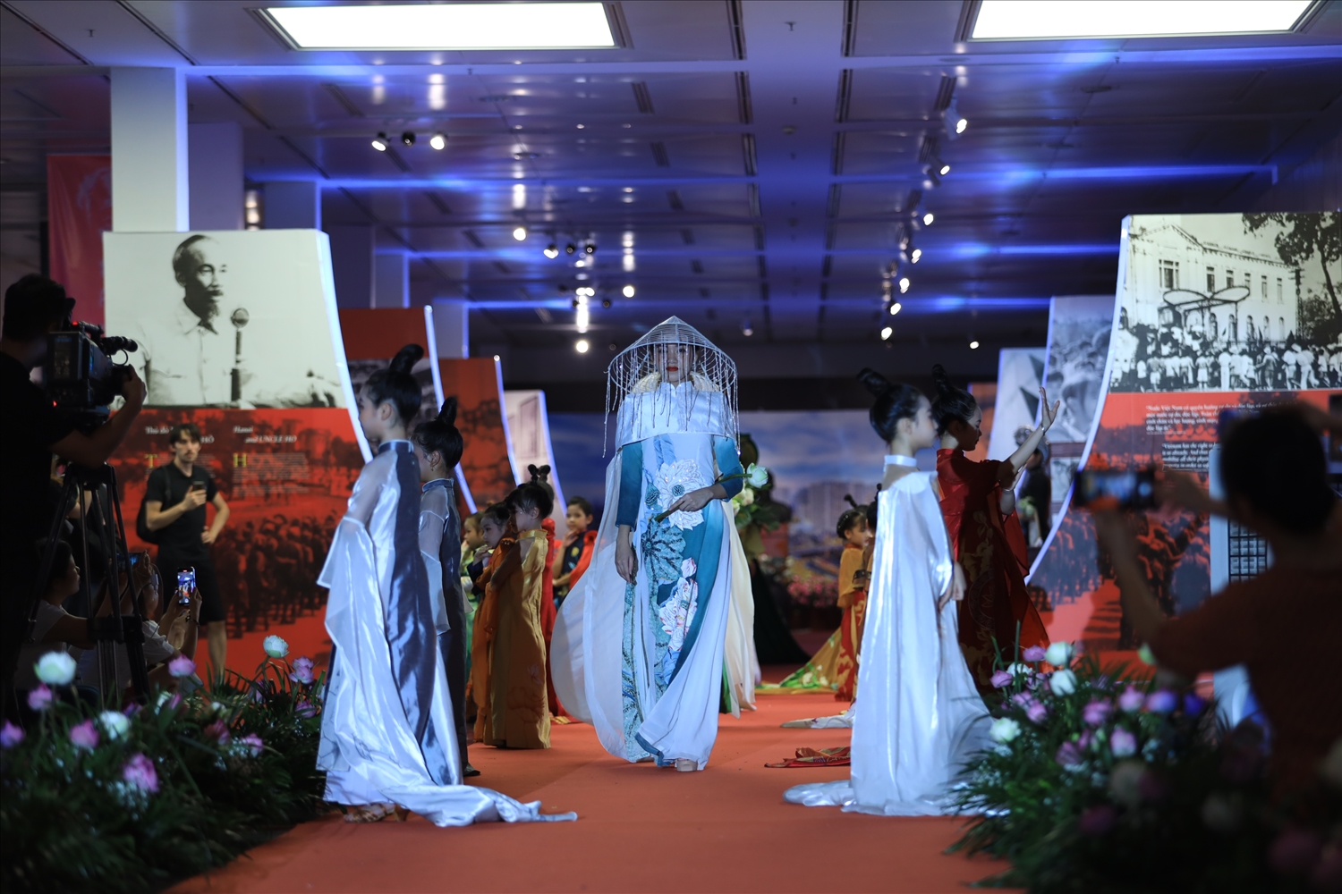 Trình diễn bộ sưu tập thời trang chủ đề “Sen” của nhà thiết kế Việt Phượng