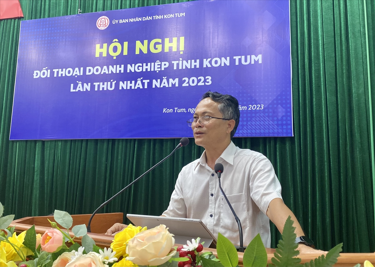 Ông Võ Trung Mạnh – Chủ tịch UBND huyện Tu Mơ Rông trả lời kiến nghị của doanh nghiệp tại buổi đối thoại
