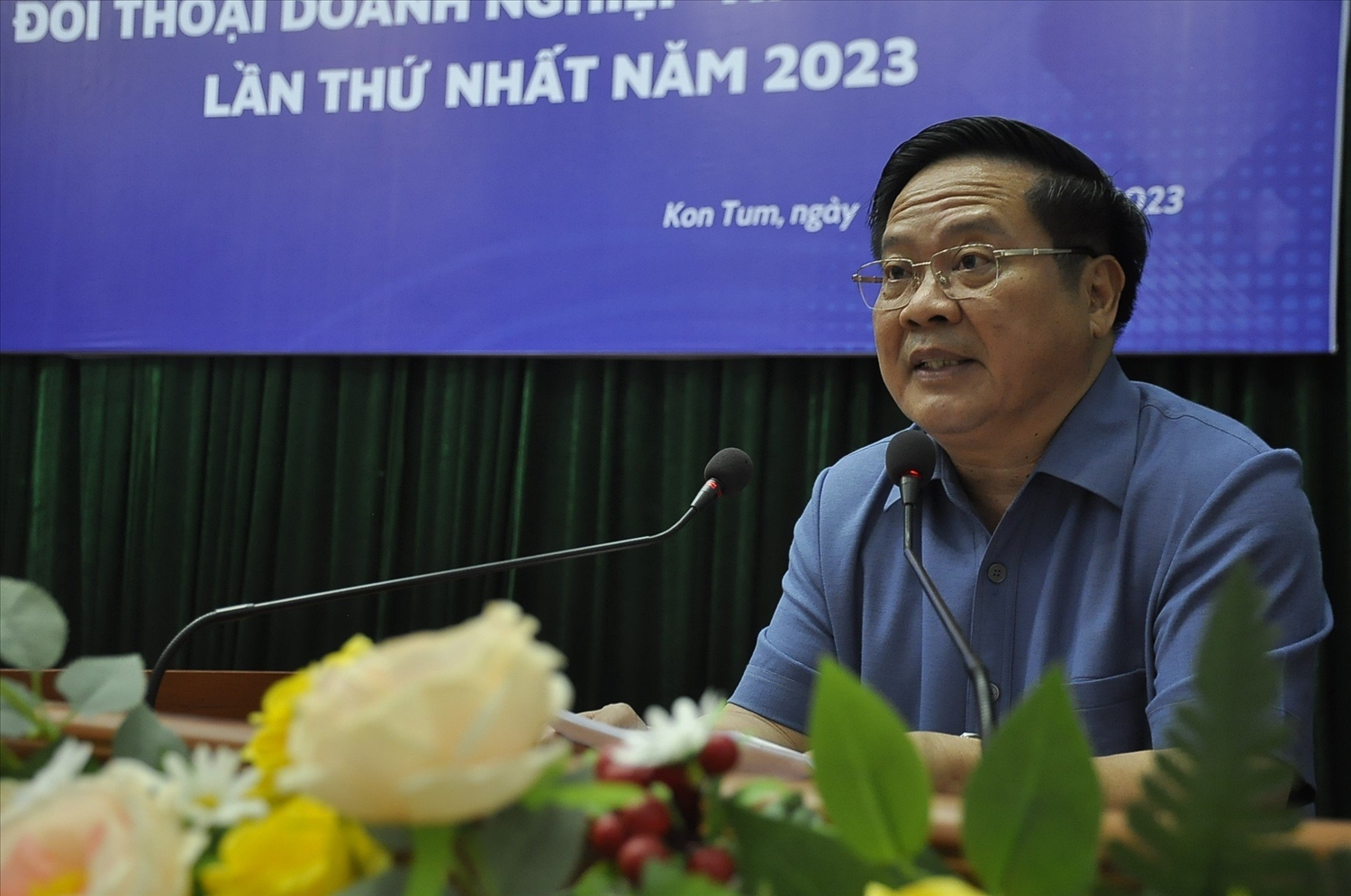 Ông Lê Ngọc Tuấn – Chủ tịch UBND tỉnh Kon Tum trao đổi, trả lời những kiến nghị của các doanh nghiệp tại buổi đối thoại 