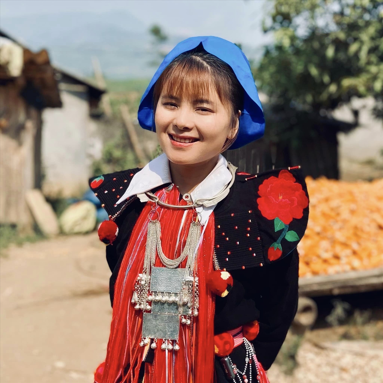 Hình ảnh một cô gái luôn rạng rỡ trong bộ trang phục dân tộc truyền thống đã trở thành điểm nhấn quen thuộc trong các video của cô xuất hiện trên các nền tảng mạng xã hội
