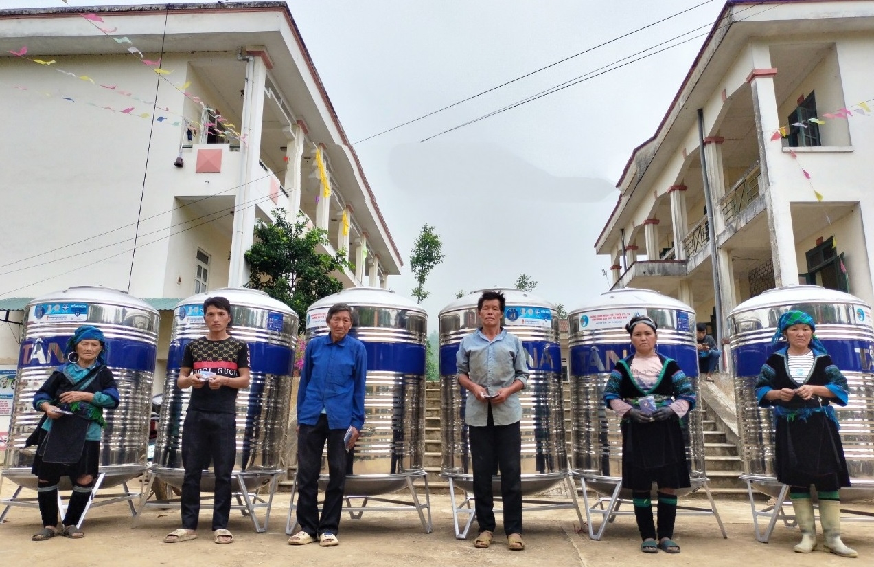 Các hộ nghèo DTTS vui mừng khi được hỗ trợ bồn chứa nước