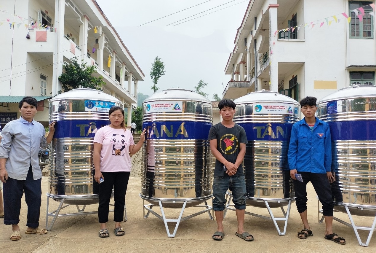 Các dự án thuộc Chương trình MTQG 1719 đã và đang được các địa phương của tỉnh Lào Cai khẩn trương triển khai thực hiện (trong ảnh hỗ trợ bồn nước cho hộ nghèo DTTS trên địa bàn huyện Bát Xát)