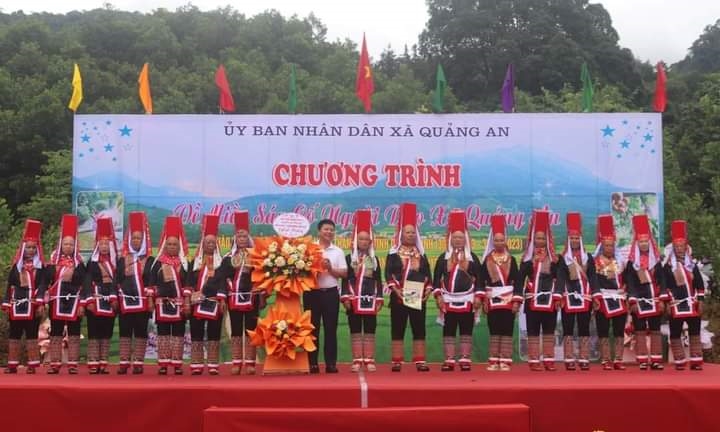 Lãnh đạo huyện Đầm Hà chúc mừng CLB may thêu trang phục dân tộc xã Quảng An