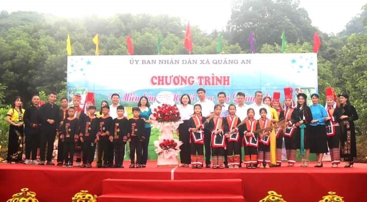 Lãnh đạo huyện Đầm Hà tặng hoa chúc mừng tại chương trình