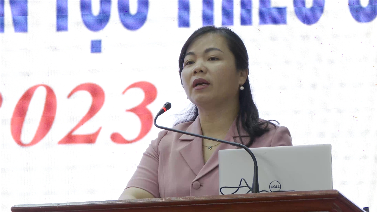 Bà Hà Thị Liên, Chủ tịch hội LHPN huyện Cao Lộc phát biểu tại hội nghị