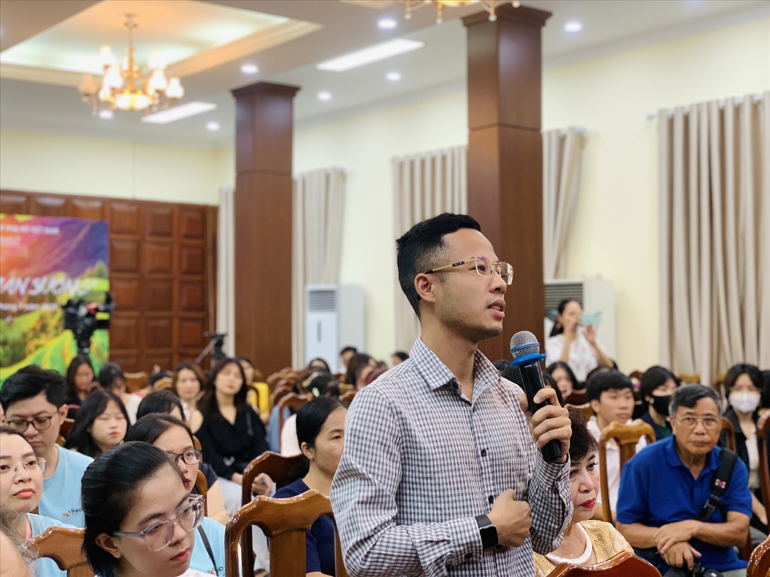 Ở góc độ những người làm truyền thông, theo phóng viên Cao Tuấn Ninh, cần tuyên truyền nhiều hơn các chương trình, chính sách phát triển kinh tế - xã hội vùng đồng bào DTTS, từng bước nâng cao nhận thức của đồng bào DTTS và miền núi.