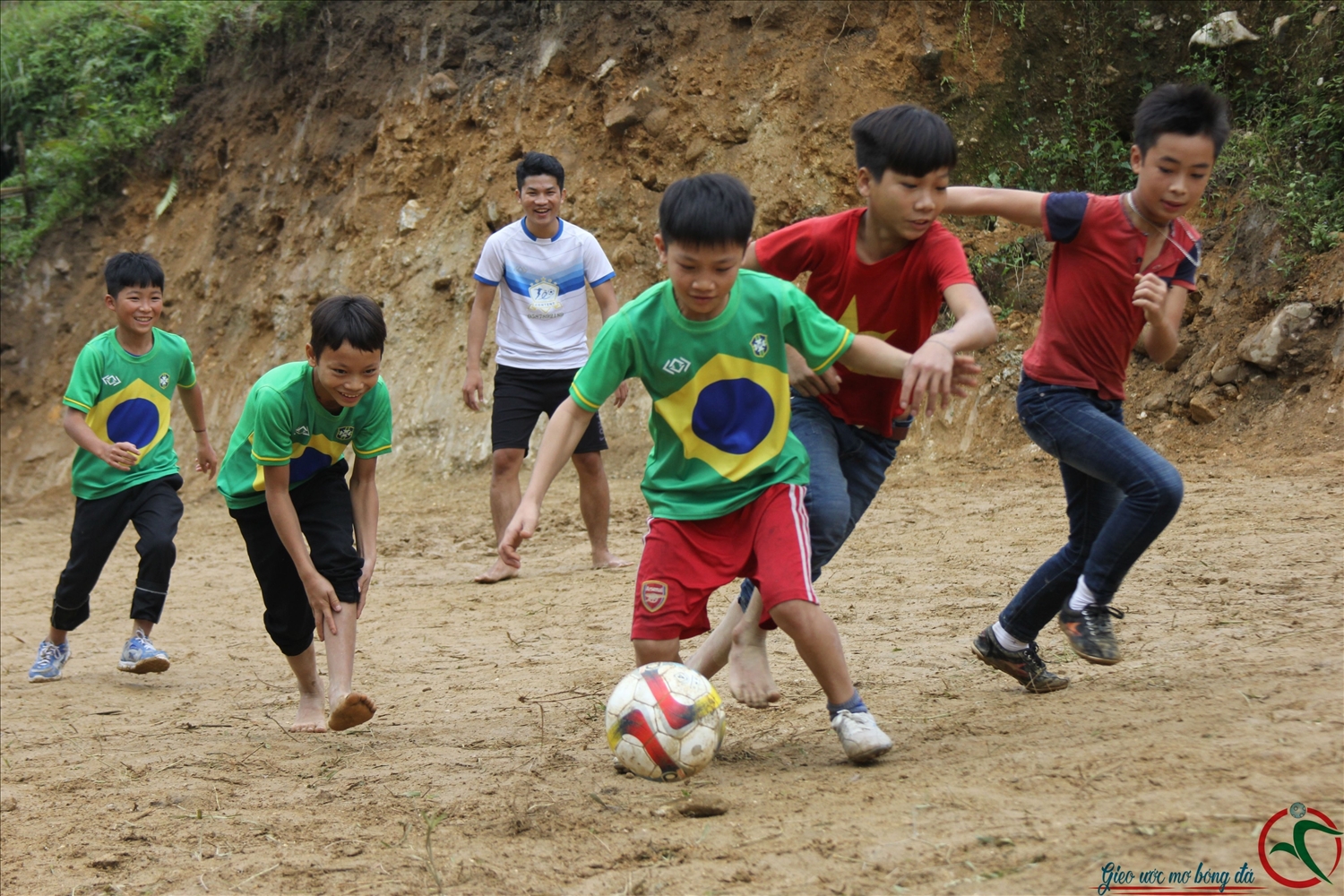 Các lớp bóng đá được thành lập và duy trì đều đặn để các em nhỏ được tập bóng đá thường xuyên