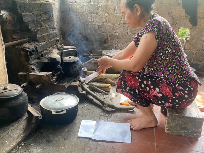 Bà Phạm Thị Tấn, thôn Thung, xã Đồng Lương, huyện Lang Chánh nấu cơm bằng bếp củi vì chưa có điện