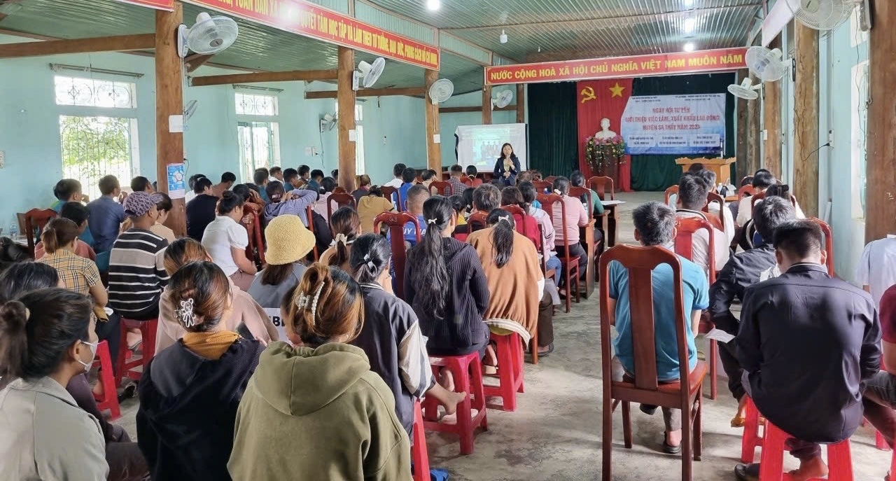 Trung tâm Dịch vụ việc làm tỉnh Kon Tum tư vấn, giới thiệu việc làm cho đồng bào DTTS xã Mô Rai, huyện Sa Thầy