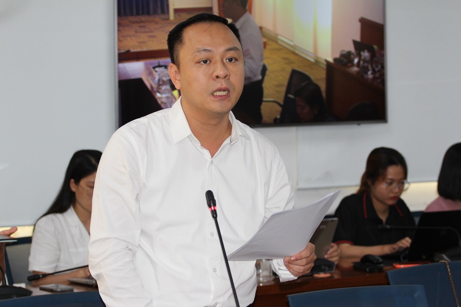 Ông Nguyễn Hải Nam, Phó Chánh Văn phòng Sở Y tế TP Hồ Chí Minh chia sẻ thông tin tại họp báo
