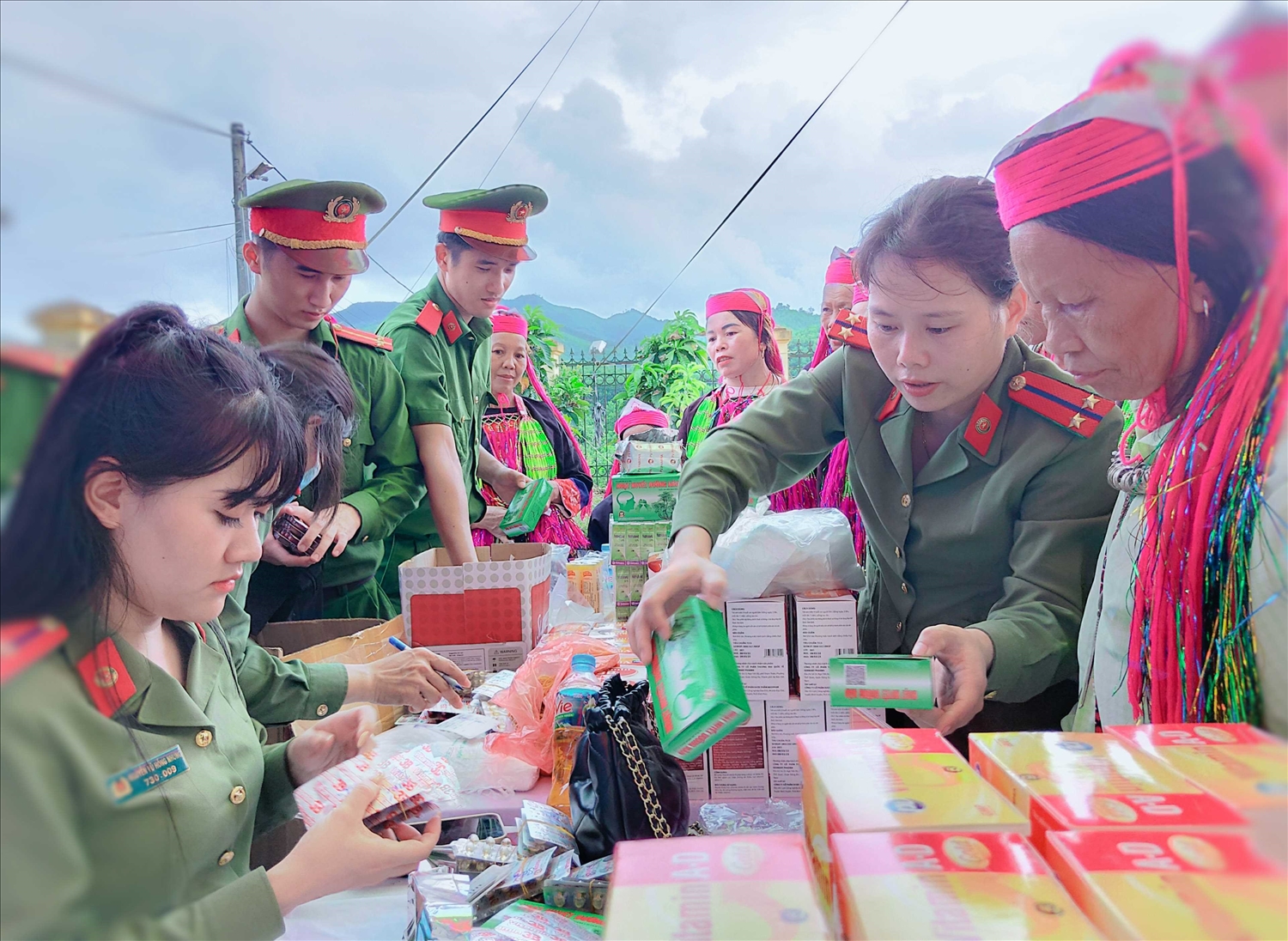 Thăm khám, cấp phát thuốc miễn phí cho 300 người dân xã Nam Sơn