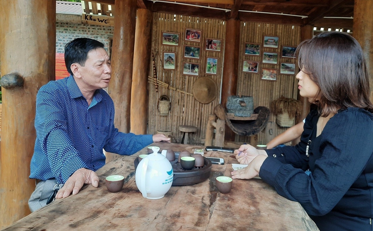 Người có uy tín Bàn Sinh Hương ở thôn Khe, xã Kỳ Thượng (TP. Hạ Long) trao đổi với phóng viên Báo Dân tộc và Phát triển về những đổi thay ở thôn khi xây dựng NTM