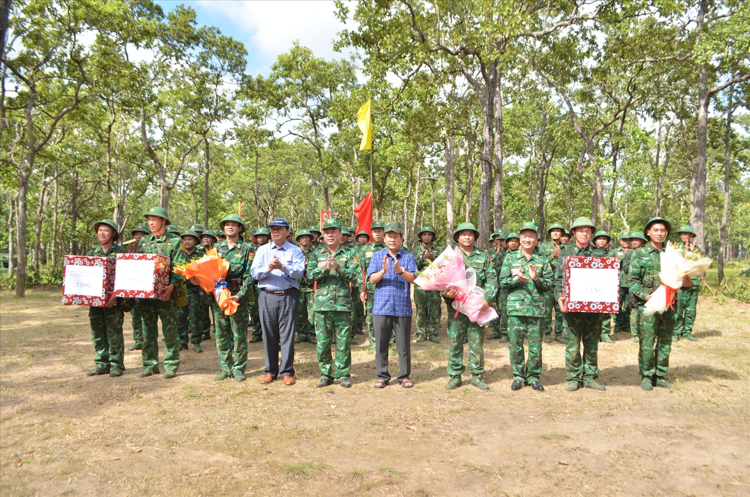 Lãnh đạo Bộ Chỉ huy Bộ đội Biên phòng tỉnh Đắk Lắk và chính quyền địa phương tặng quà cán bộ, chiến sĩ thực hành diễn tập