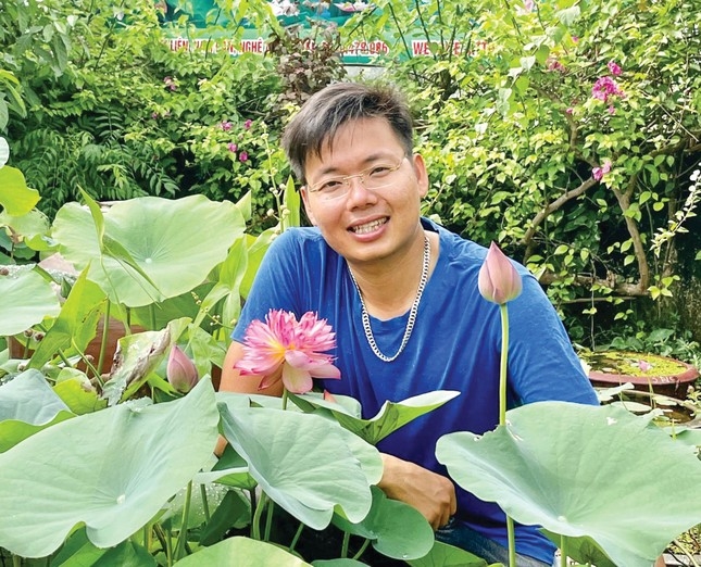 Phạm Kim Tiến là người đưa sen ngàn cánh về trồng đầu tiên