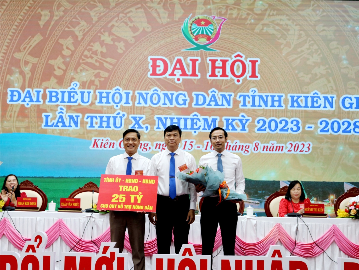 Tỉnh ủy, HĐND, UBND tỉnh Kiên Giang trao 25 tỷ đồng nguồn ngân sách bổ sung Quỹ Hỗ trợ nông dân cho Hội Nông dân tỉnh Kiên Giang