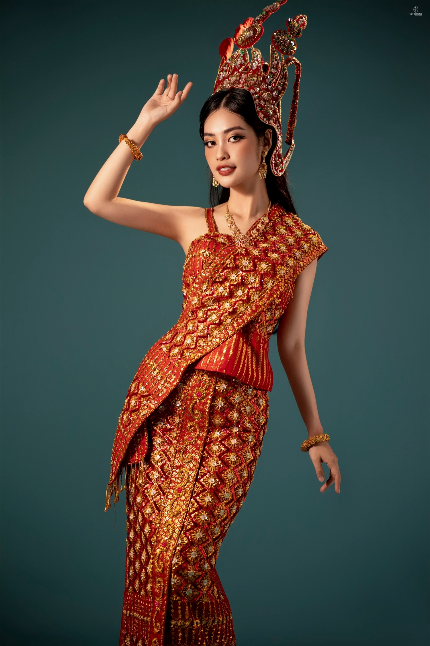 Hoa hậu Nông Thúy hằng trong trang phục truyền thống của dân tộc Khmer