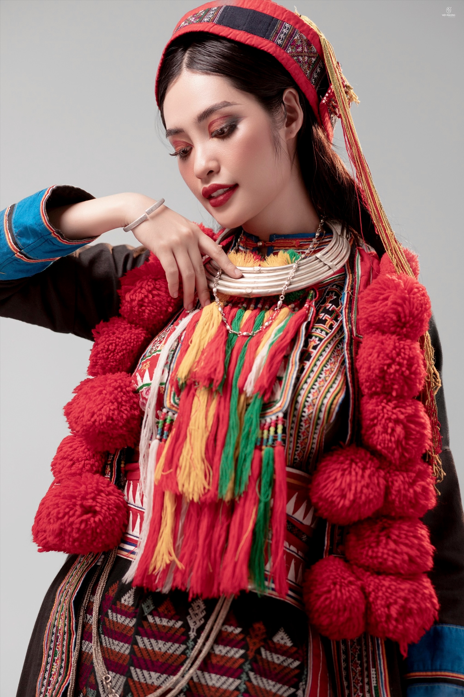 Hoa hậu Nông Thúy hằng trong trang phục truyền thống của dân tộc Dao đỏ