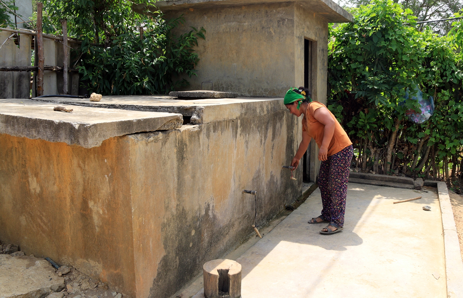 Bể chứa nước ở bản Khe Ngậu thuộc xã Xá Lượng, huyện Tương Dương cũng không có nước sinh hoạt suốt nhiều năm qua