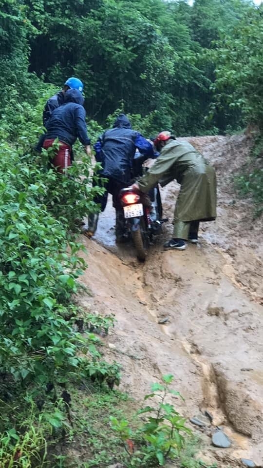Con đường đất trơn trượt trên hành trình vào 2 bản Búng và Cò Phạt của xã Môn Sơn (Con Cuông)