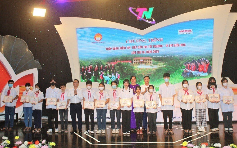 Thái Nguyên: Trao tặng gần 1 tỷ đồng cho học sinh có hoàn cảnh khó khăn