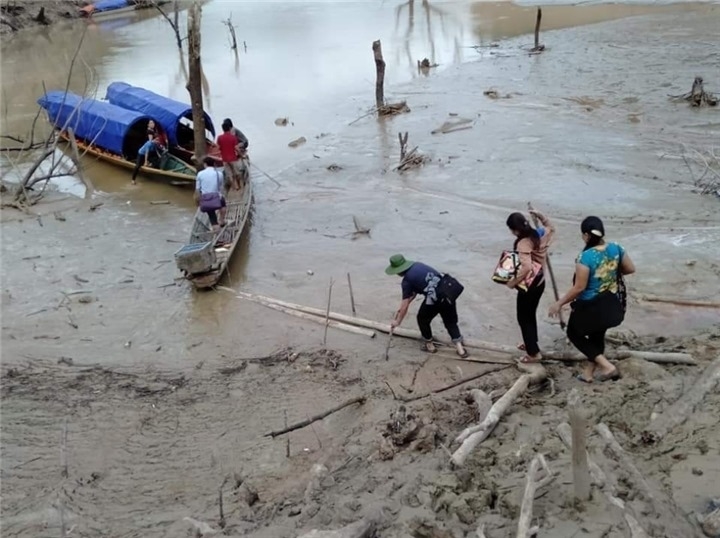 Vào mùa nước cạn, 3 xã vùng lòng hồ bản Vẽ của huyện Tương Dương là Nhôn Mai, Mai Sơn, Hữu Khuông rất chật vật vì thiếu nước, đường đi khó khăn