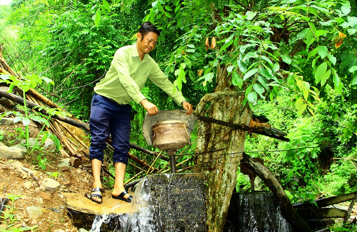 Người dân xã Tà Cạ (Kỳ Sơn) lắp tua bin nước để có điện thắp sáng nhưng tiềm ẩn nhiều nguy hiểm