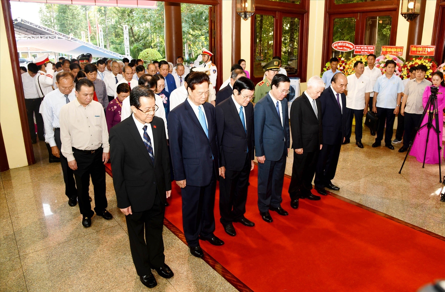 Chủ tịch nước Võ Văn Thưởng và các lãnh đạo, nguyên lãnh đạo Đảng, Nhà nước đã thành kính dành phút mặc niệm tưởng nhớ Chủ tịch Tôn Đức Thắng