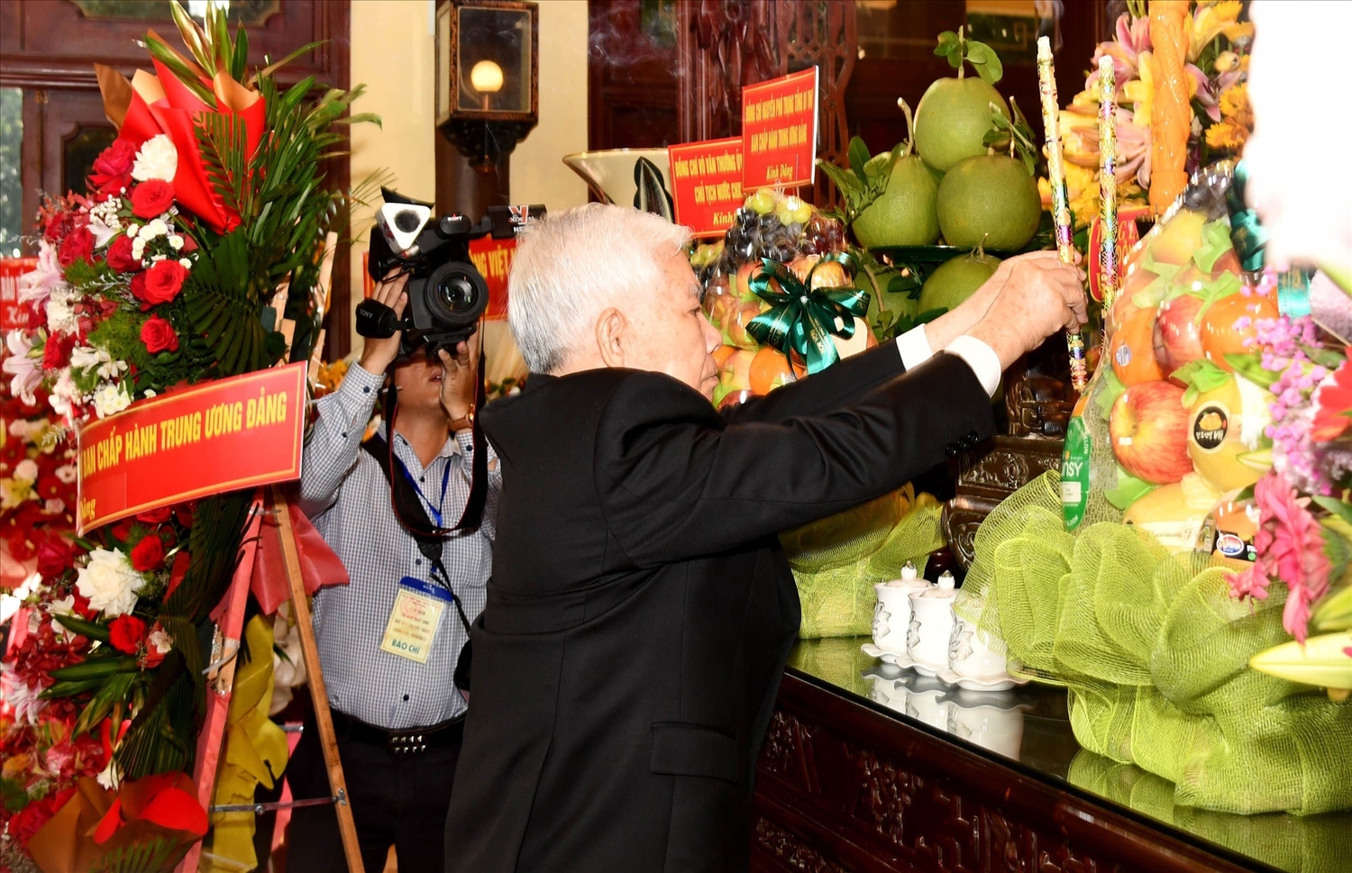 Nguyên Ủy viên Bộ Chính trị, nguyên Chủ tịch nước Nguyễn Minh Triết dâng hương tưởng niệm Chủ tịch Tôn Đức Thắng