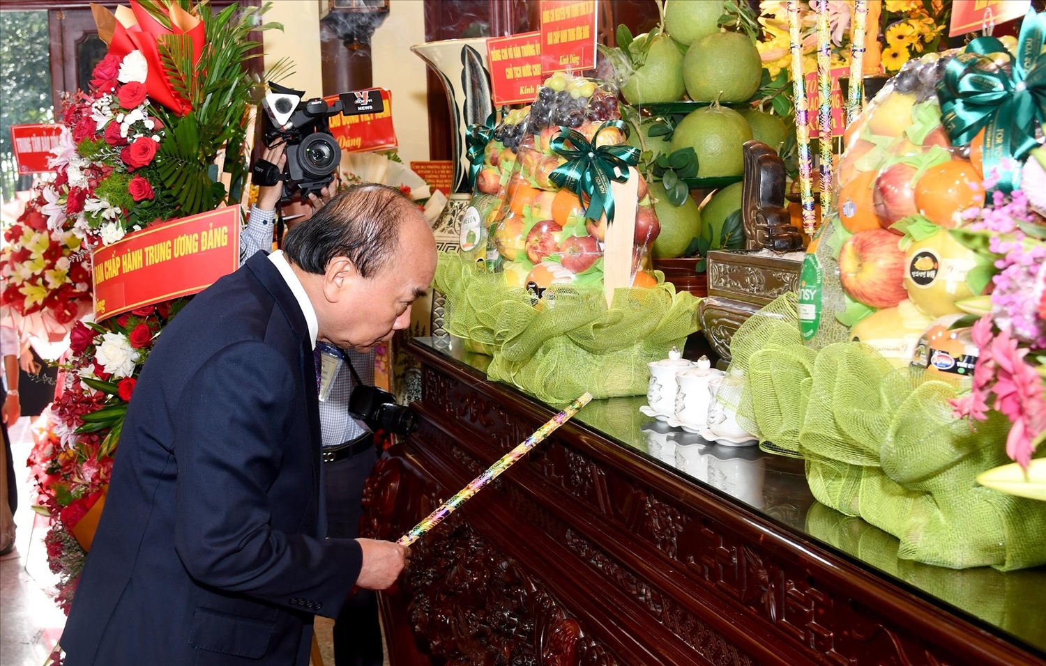 Nguyên Ủy viên Bộ Chính trị, nguyên Chủ tịch nước Nguyễn Xuân Phúc dâng hương tưởng niệm Chủ tịch Tôn Đức Thắng