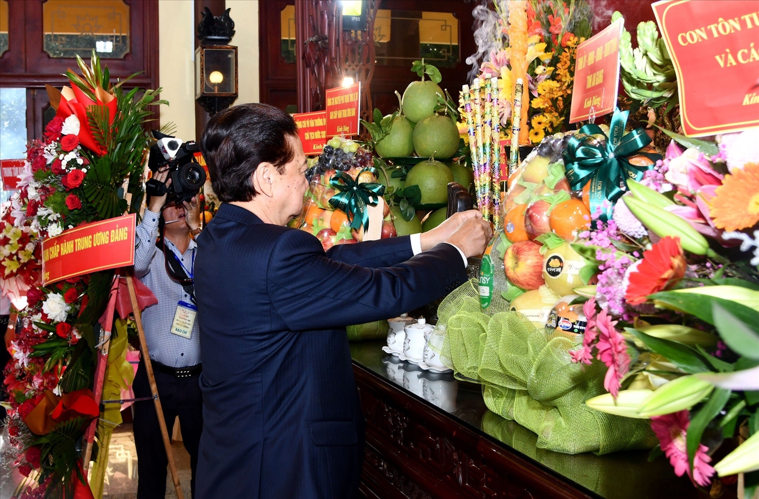 Nguyên Ủy viên Bộ Chính trị, nguyên Thủ tướng Chính phủ Nguyễn Tấn Dũng dâng hương tưởng niệm Chủ tịch Tôn Đức Thắng