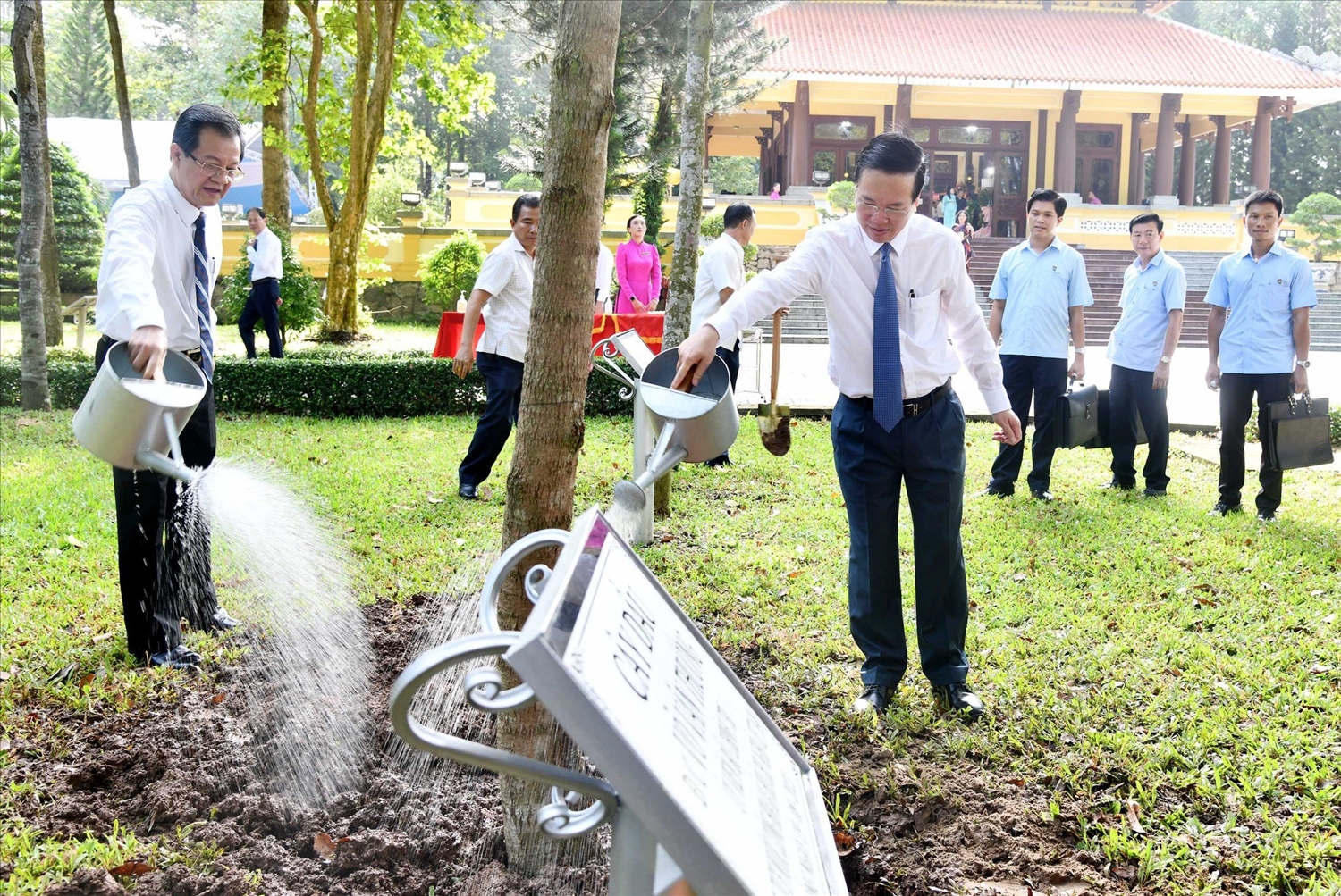 Chủ tịch nước Võ Văn Thưởng trồng cây lưu niệm tại Khu Lưu niệm Chủ tịch Tôn Đức Thắng