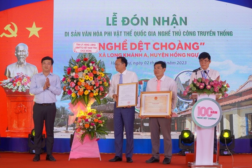  “Nghề dệt choàng” xã Long Khánh A đón nhận bằng công nhận Di sản phi vật thể Quốc gia