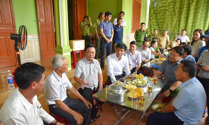 Bộ trưởng Lê Minh Hoan nhấn mạnh rằng mô hình giữ rừng dựa vào cộng đồng ở thôn 1, xã Lĩnh Sơn, huyện Anh Sơn rất hiệu quả và người dân phải thay đổi tư duy trong quản lý và bảo vệ rừng