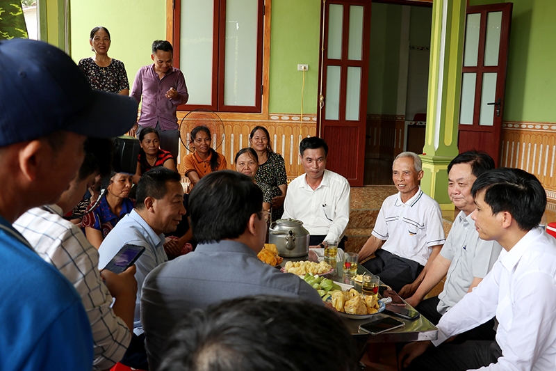 Bộ trưởng Lê Minh Hoan trò chuyện cùng người dân thôn 1, xã Lĩnh Sơn, huyện Anh Sơn về công tác bảo vệ rừng trên địa bàn