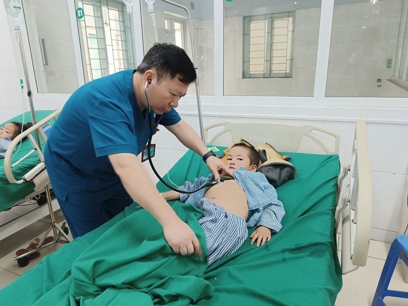 Bệnh nhân ngộ độc quả hồng châu được điều trị tại Bệnh viện Đa khoa tỉnh Hà Giang