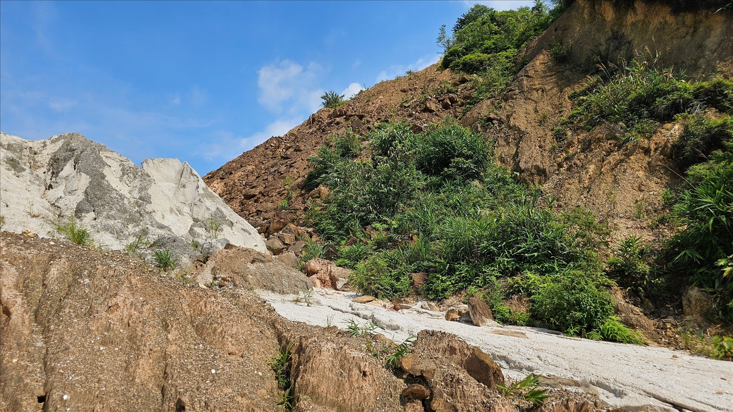 Nhiều khu vực có hiện tượng sụt trượt, đồi núi nứt nẻ hết sức nguy hiểm