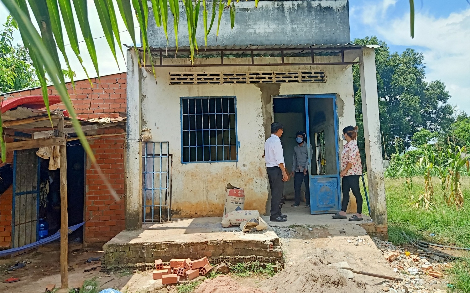 Ngôi nhà của vợ chồng chị Ka tép và anh Dương Văn Thành đang được khởi công hỗ trợ sửa chữa theo Chương trình MTQG 1719