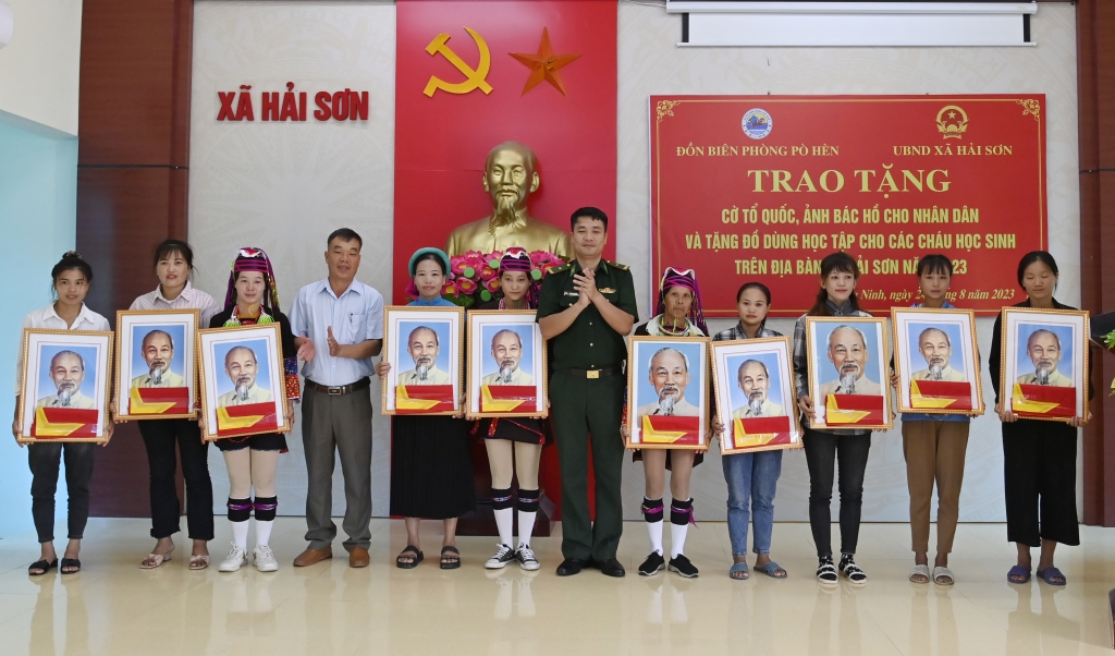 Đồn Pò Hèn, UBND xã Hải Sơn phối hợp tặng cờ Tổ quốc và ảnh Bác Hồ cho người dân trên địa bàn