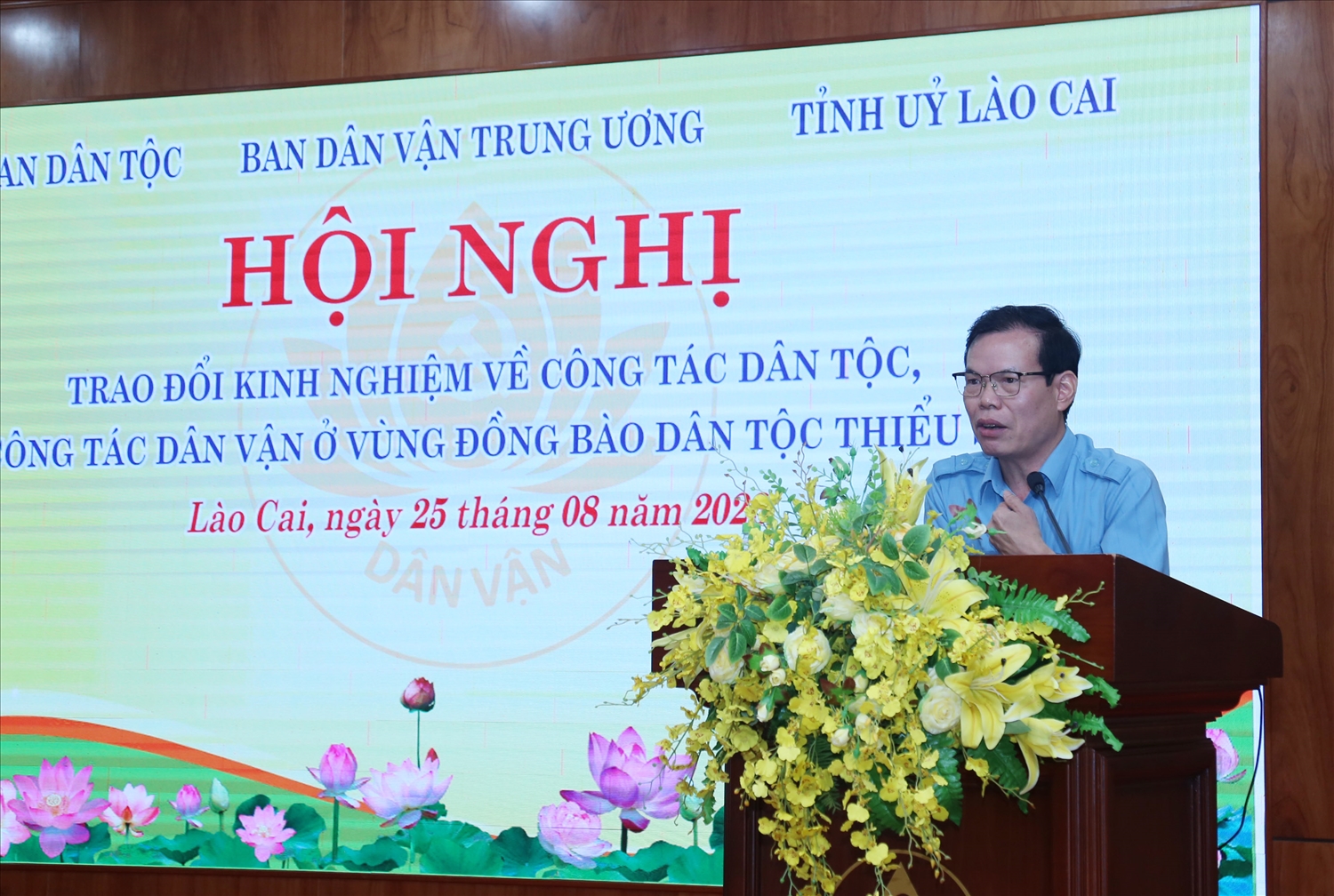 Phó Trưởng Ban Dân vận Trung ương Triệu tài Vinh phát biểu tại Hội nghị