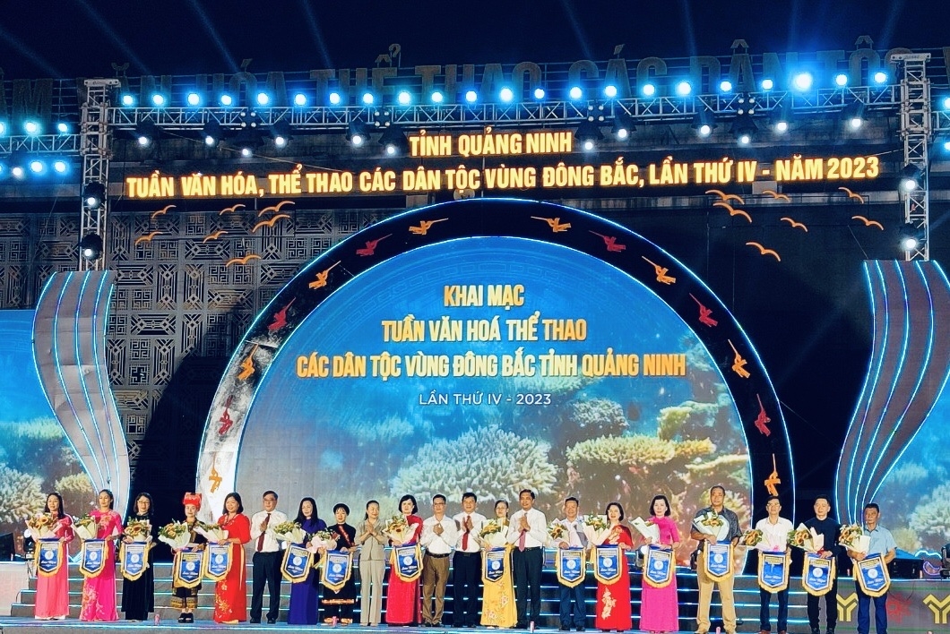 Lãnh đạo tỉnh Quảng Ninh tặng hoa lưu niệm cho đại diện các địa phương tham gia khai mạc