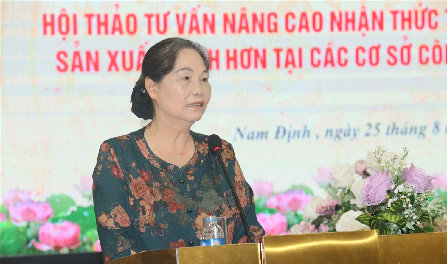 Bà Hà Thị Vinh, Chủ tịch Hội Thủ công mỹ nghệ và Làng nghề Hà Nội phát biểu tại Hội thảo