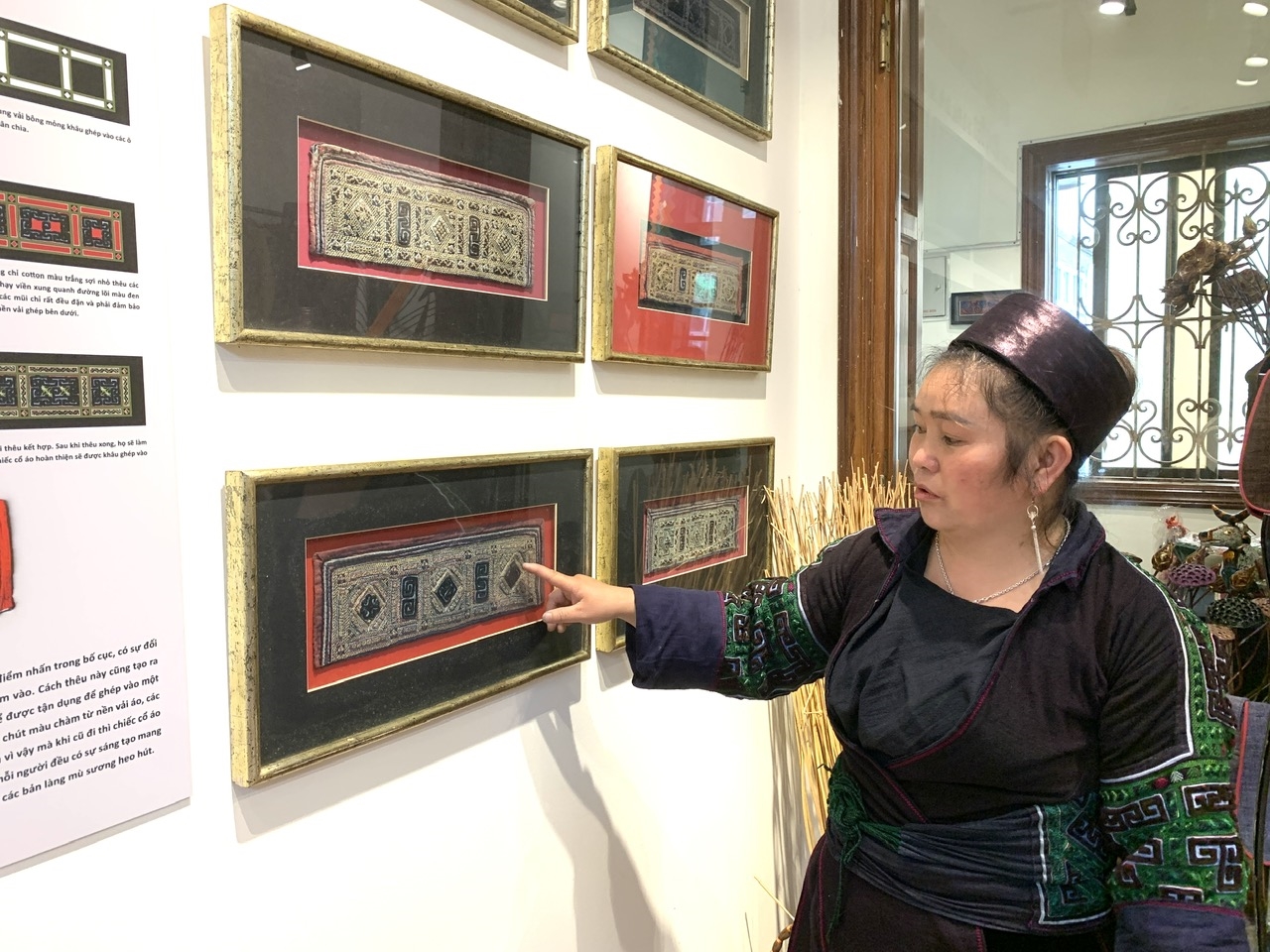Nghệ nhân Thào Thị Sung giới thiệu về ý nghĩa các họa tiết thêu truyền thống bao đời của người Mông