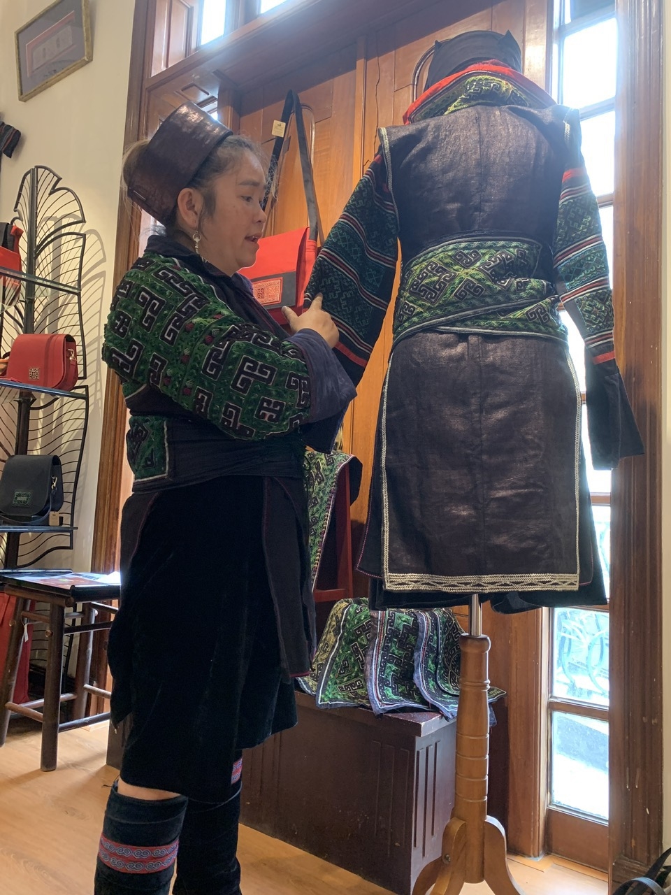 Nghệ nhân Thào Thị Sung giới thiệu về từng chi tiết thêu độc đáo trên bộ trang phục truyền thống