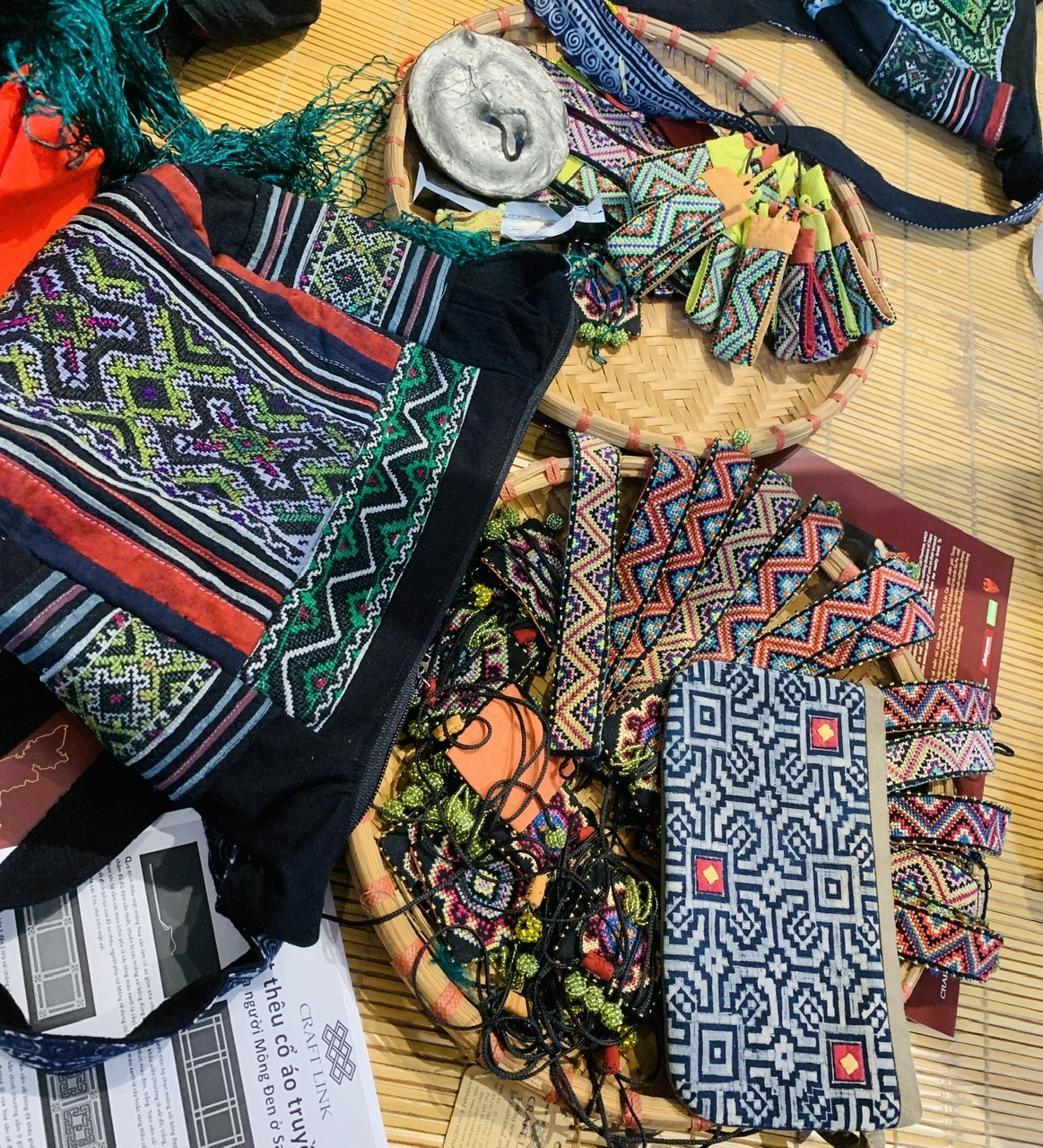 Không chỉ sử dụng họa tiết hoa văn trên trang phục, người Mông đen còn khéo léo dùng các họa tiết này để tạo nên nhiều sản phẩm độc đáo, có tính ứng dụng cao, là món quà lưu niệm mang đậm văn hóa dân tộc Mông